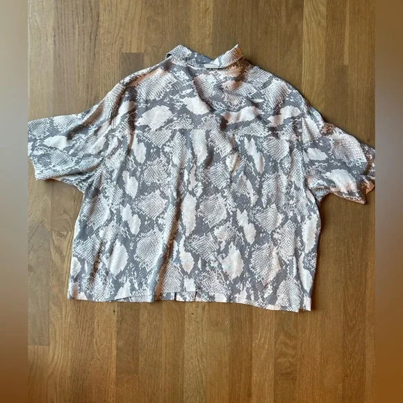 H&M light weight Viscose woven Cropped Drop Shoulder Button Up Shirt L - Picture 2 of 10